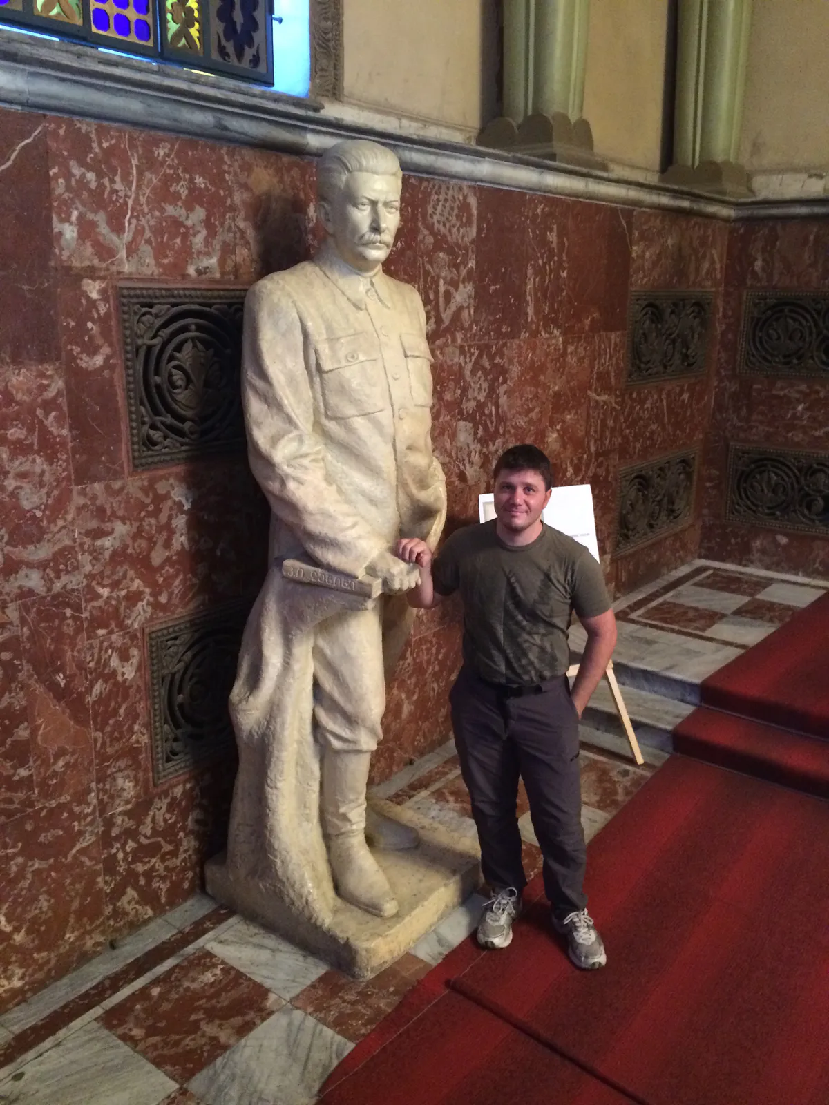 『レーニン主義について』を手にしたスターリン