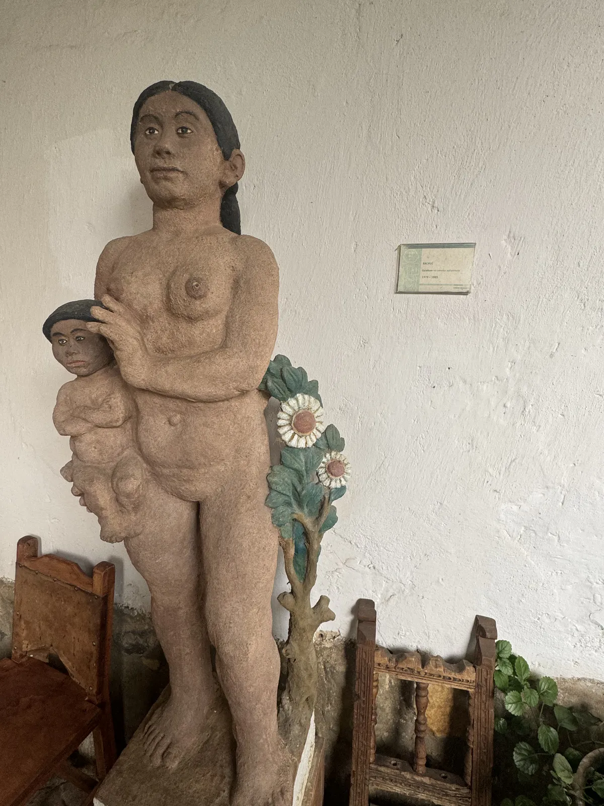 抱着孩子的原住民女子